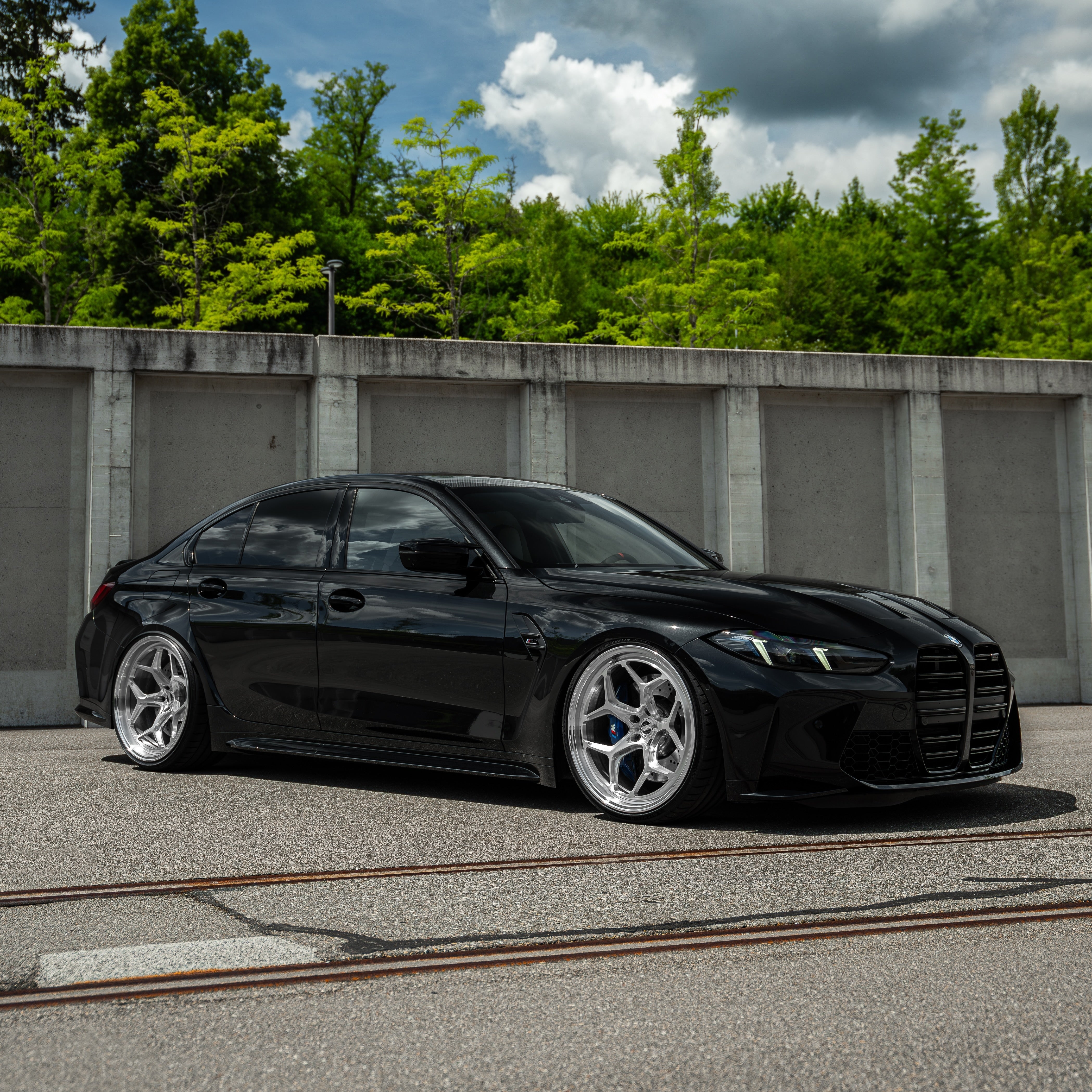 Side profile of BMW  M3 showing the double-staggerd 20/21 inch setup with Radi8 Raijin rims. | M3 Alufelgen