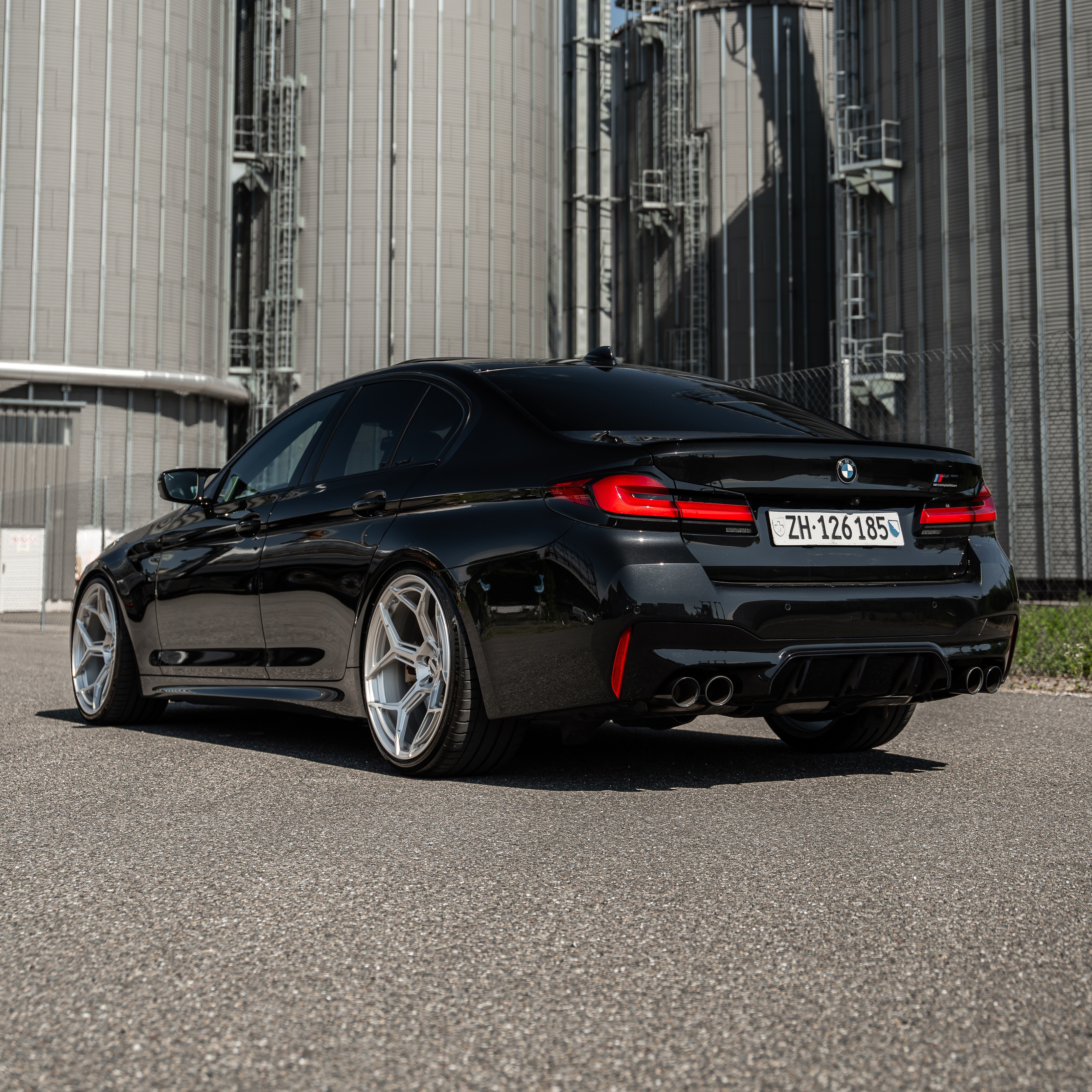 Side profile of BMW  M5  showing the Staggered 21/21 inch setup with Radi8 R804.C rims. | M5  Alufelgen