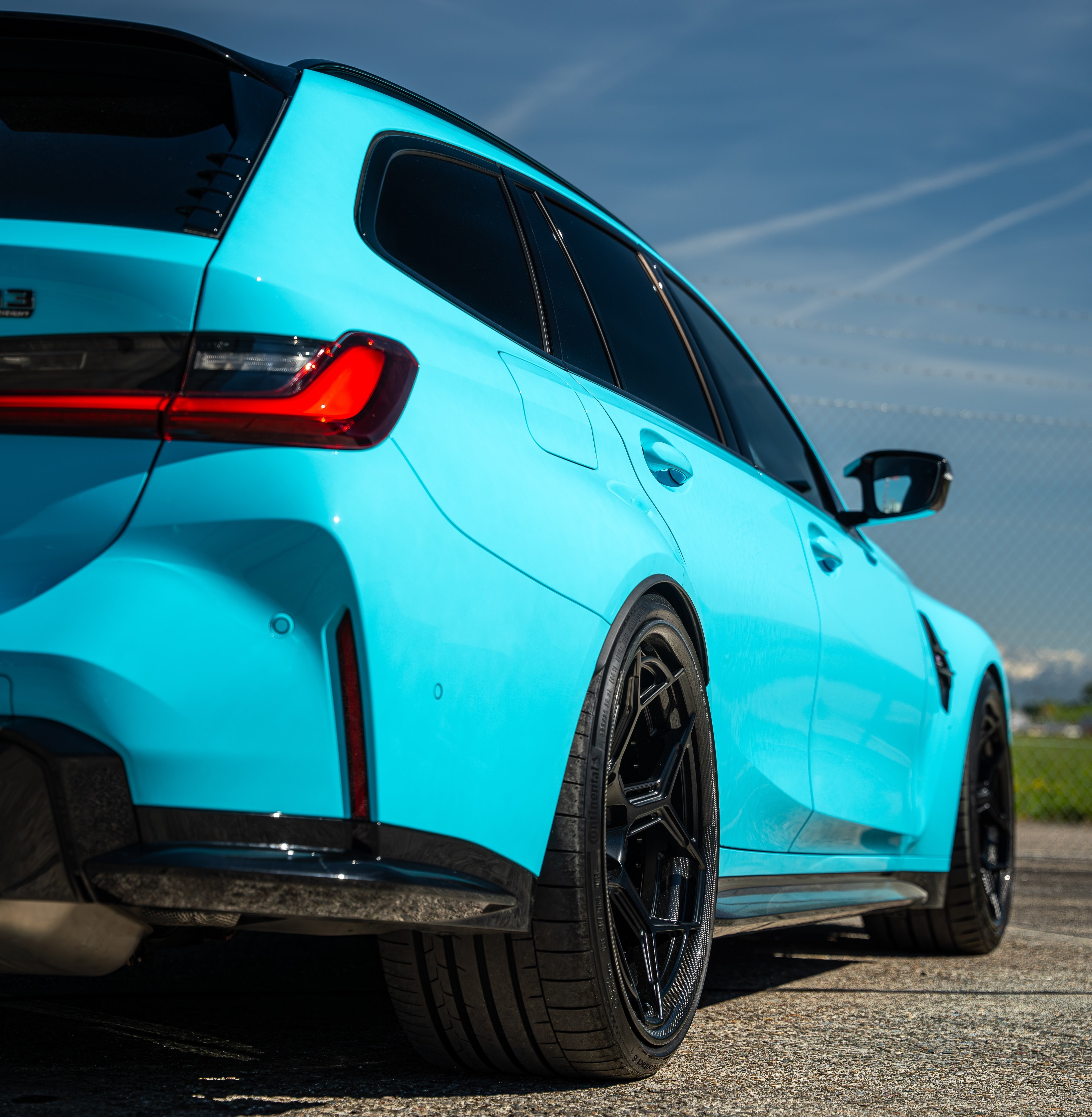 Rear view showing the wide tire fitment on 21x11,5J Radi8 R804 wheels on a M3 Touring. | Breite Felgen hinten