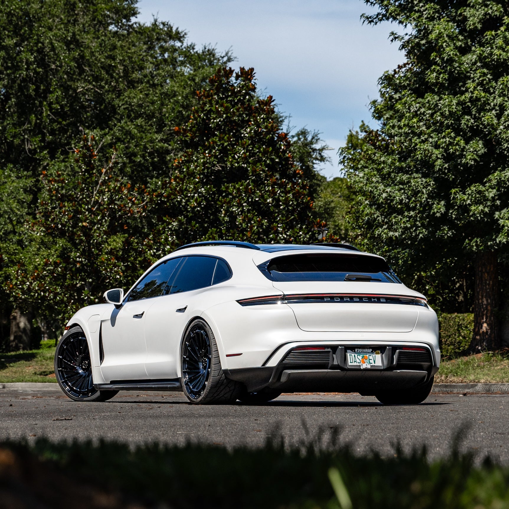 Rear view showing the wide tire fitment on 22x10,0J Radi8 R807 wheels on a Taycan. | Breite Felgen hinten