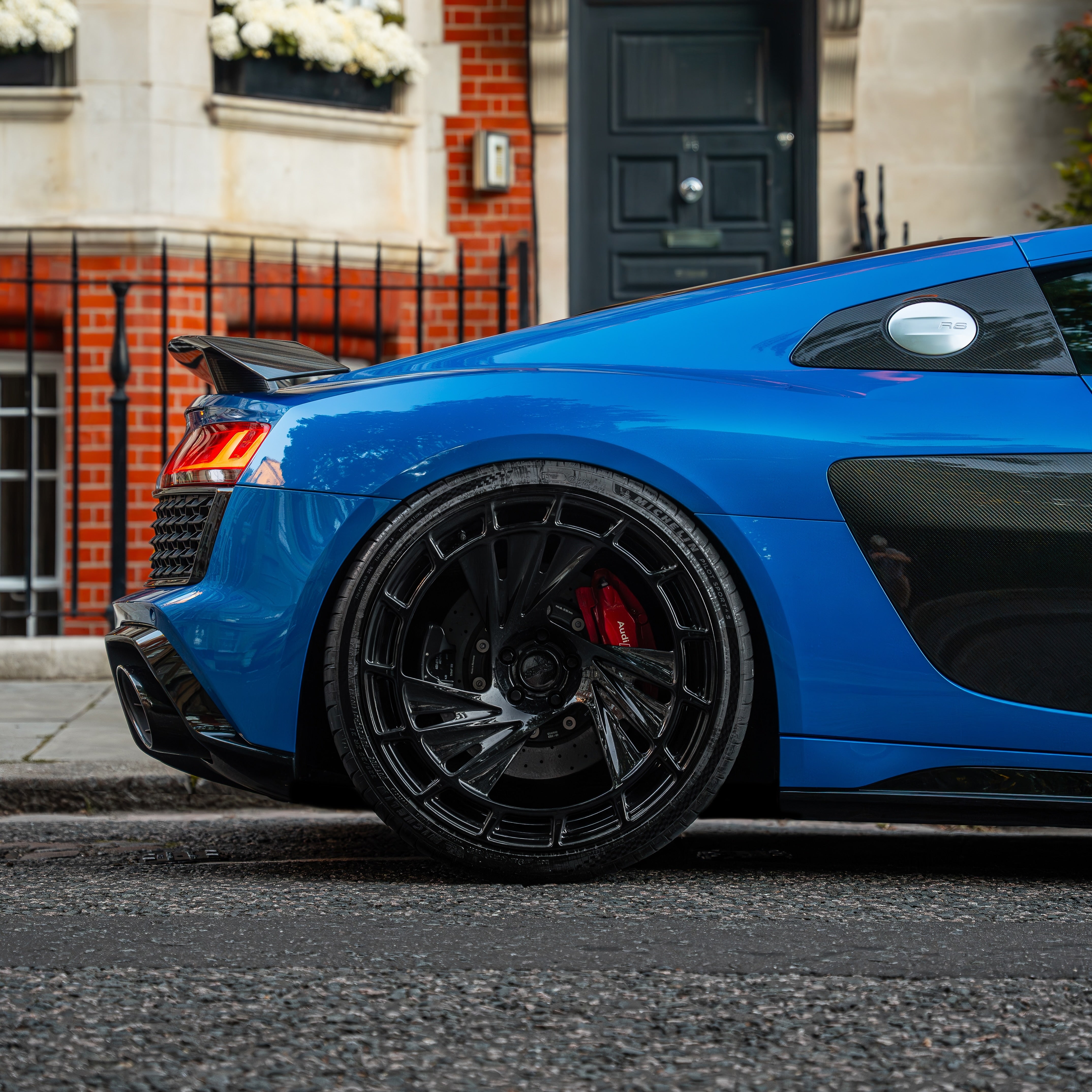 Rear view showing the wide tire fitment on 22x12,0J Radi8 R808 wheels on a R8. | Breite Felgen hinten