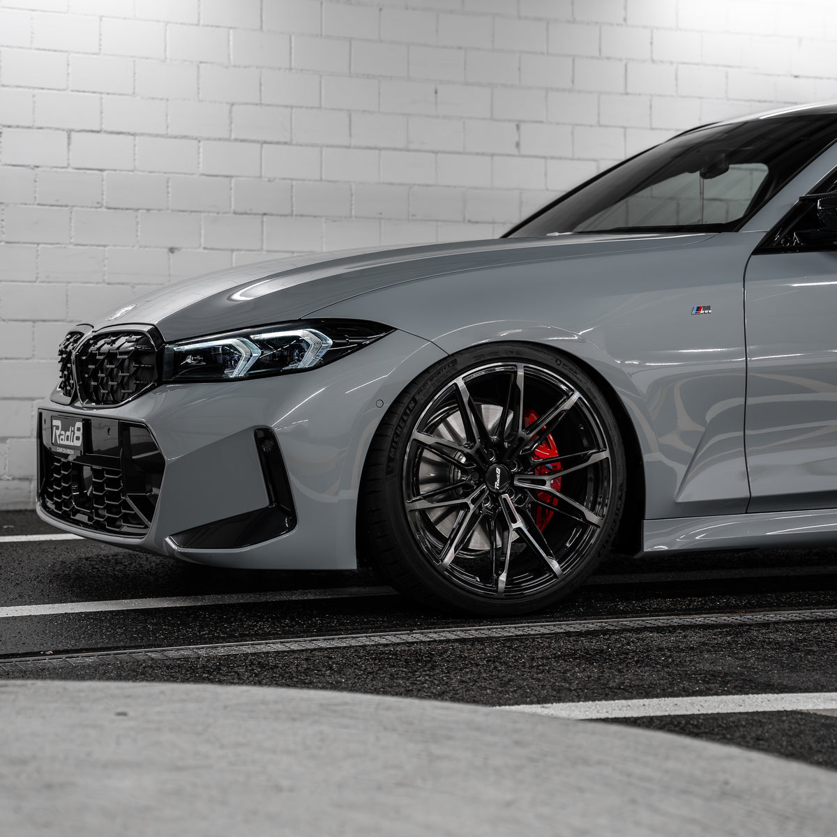 Rear view showing the wide tire fitment on 20x10,5J Radi8 R80B1 wheels on a M340i. | Breite Felgen hinten