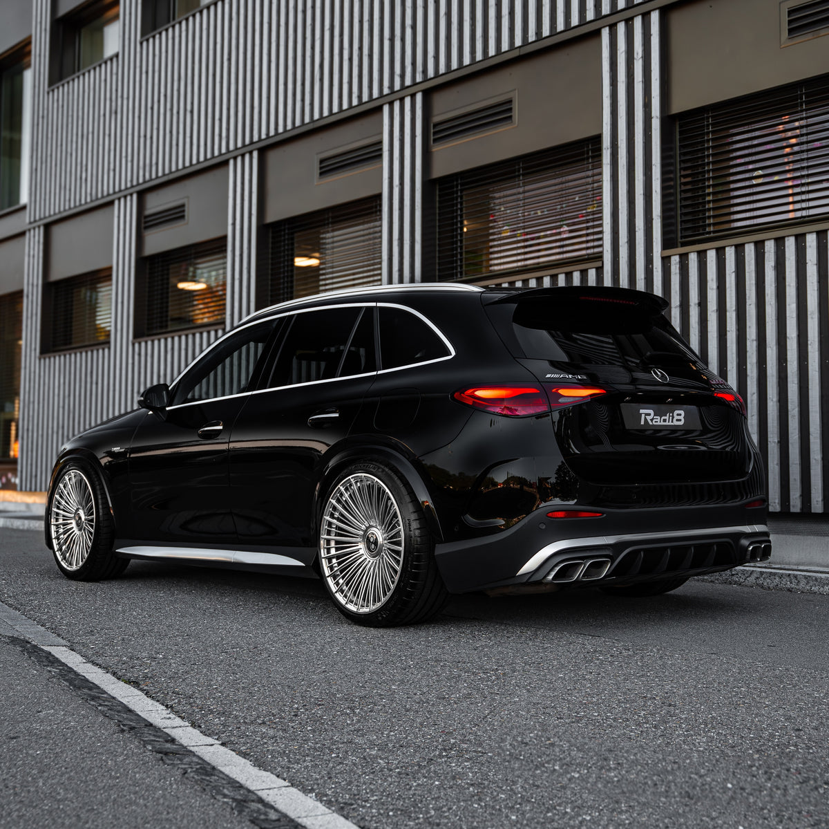Rear view showing the wide tire fitment on 22x11,0J Radi8 R80BM1F wheels on a GLC 63 AMG. | Breite Felgen hinten