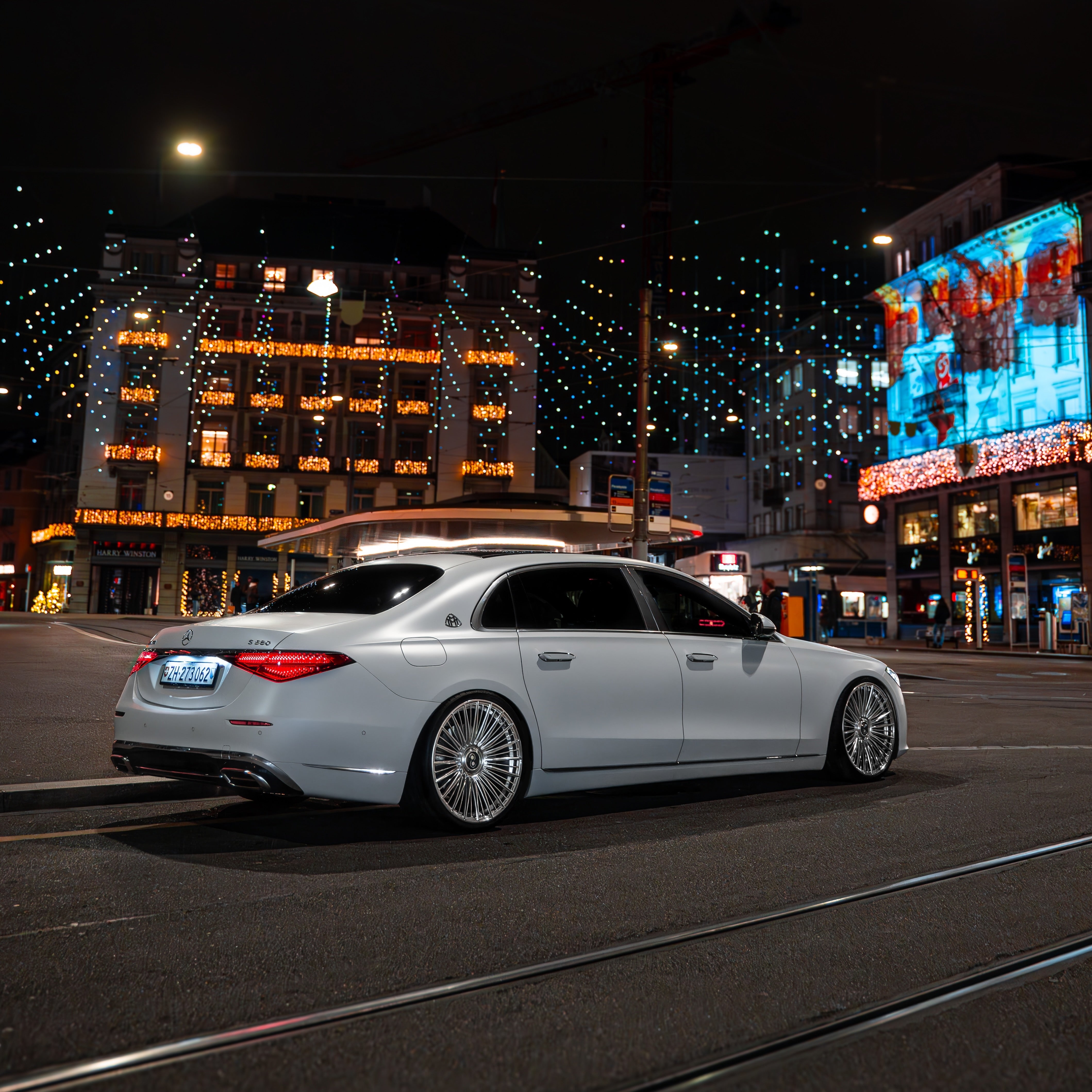 Rear view showing the wide tire fitment on 22x10,5J Radi8 R80BM1F wheels on a Maybach. | Breite Felgen hinten