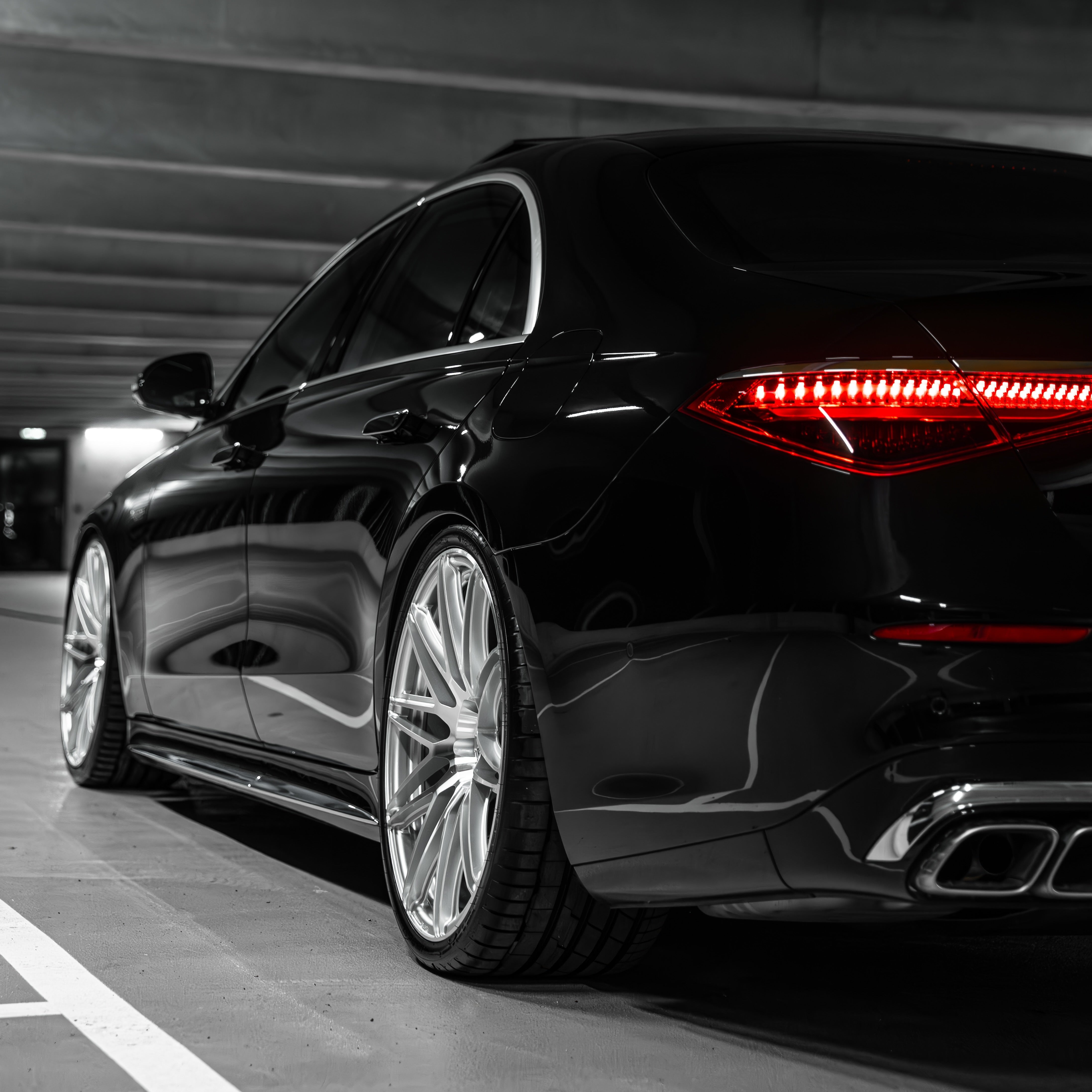 Rear view showing the wide tire fitment on 22x10,0J Radi8 R80M1 wheels on a S63 E performenc. | Breite Felgen hinten