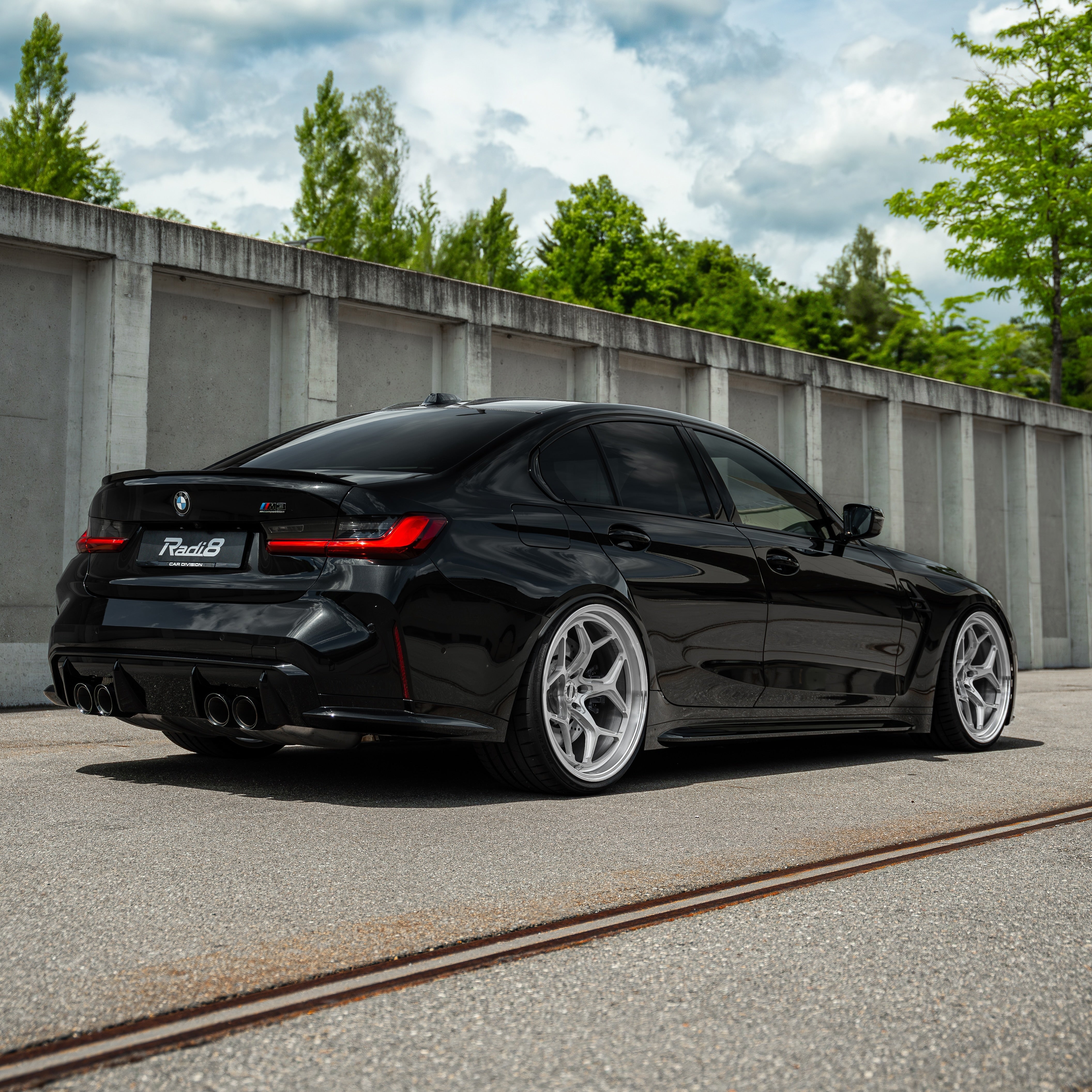 Rear view showing the wide tire fitment on 21x11,5J Radi8 Raijin wheels on a M3. | Breite Felgen hinten