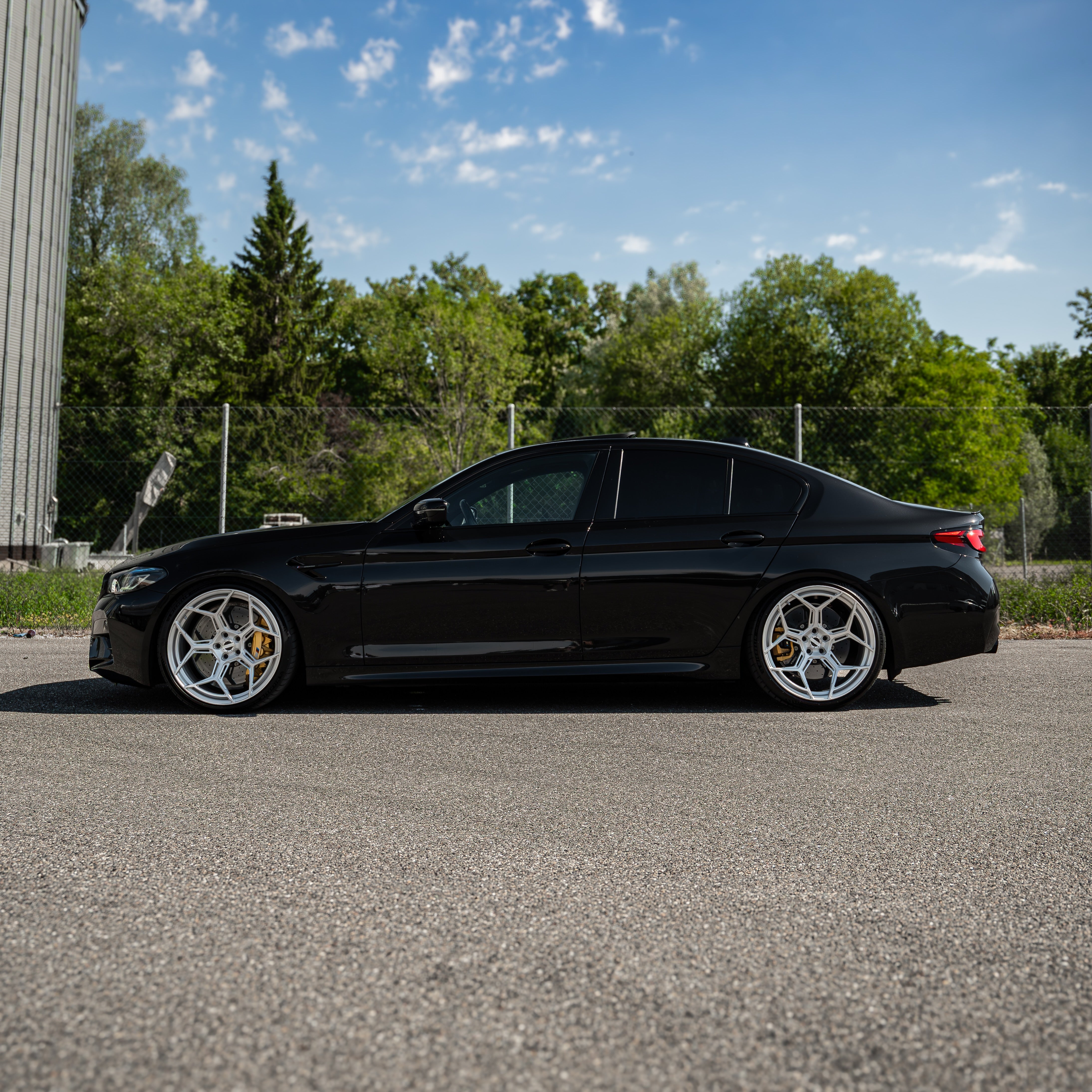 Rear view showing the wide tire fitment on 21x11,0J Radi8 R804.C wheels on a M5 . | Breite Felgen hinten