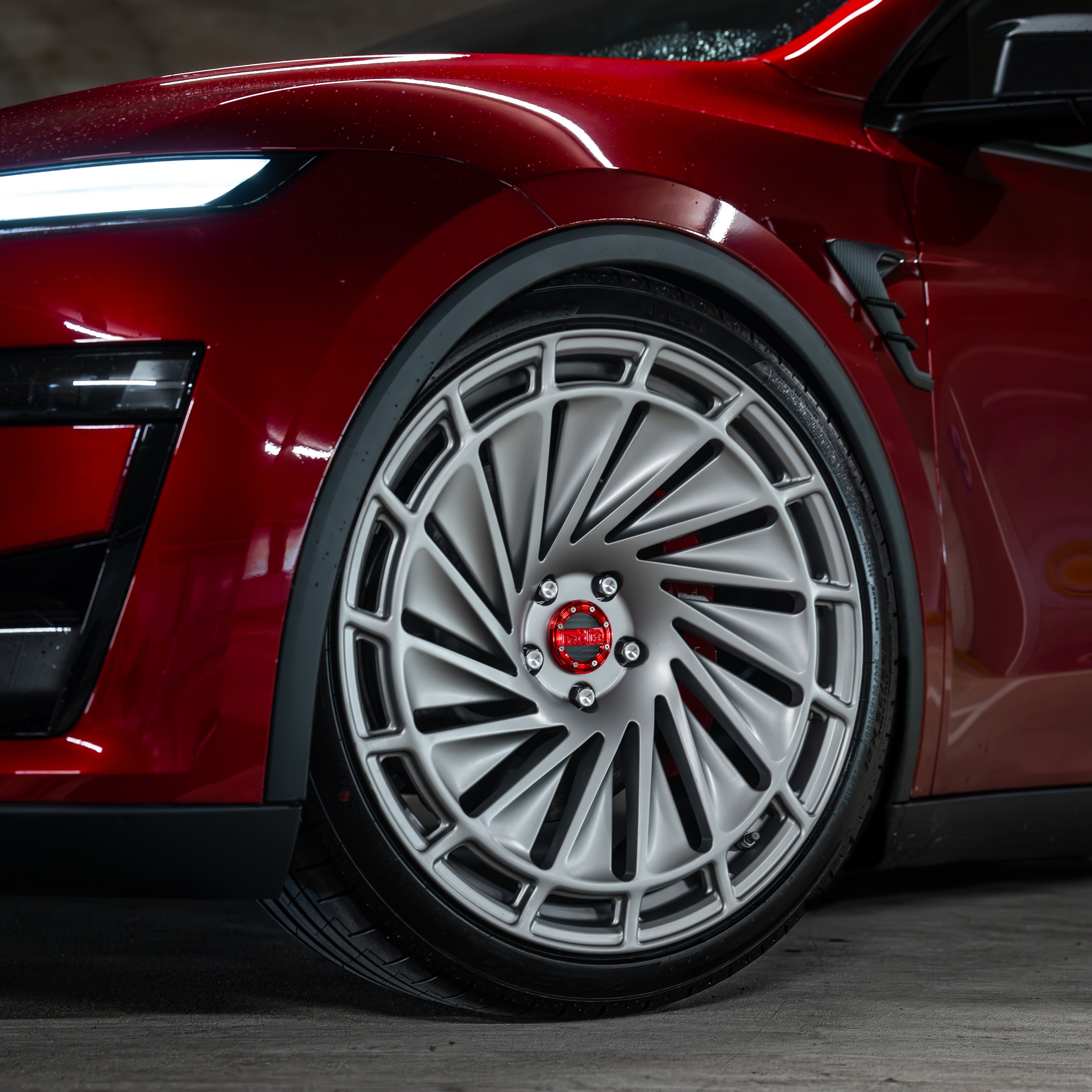 Rear quarter angle highlighting the Monoblock Forged, Turbine stance of the Radi8 R807 on the Model Y. | Monoblock Forged, Turbine Felgen
