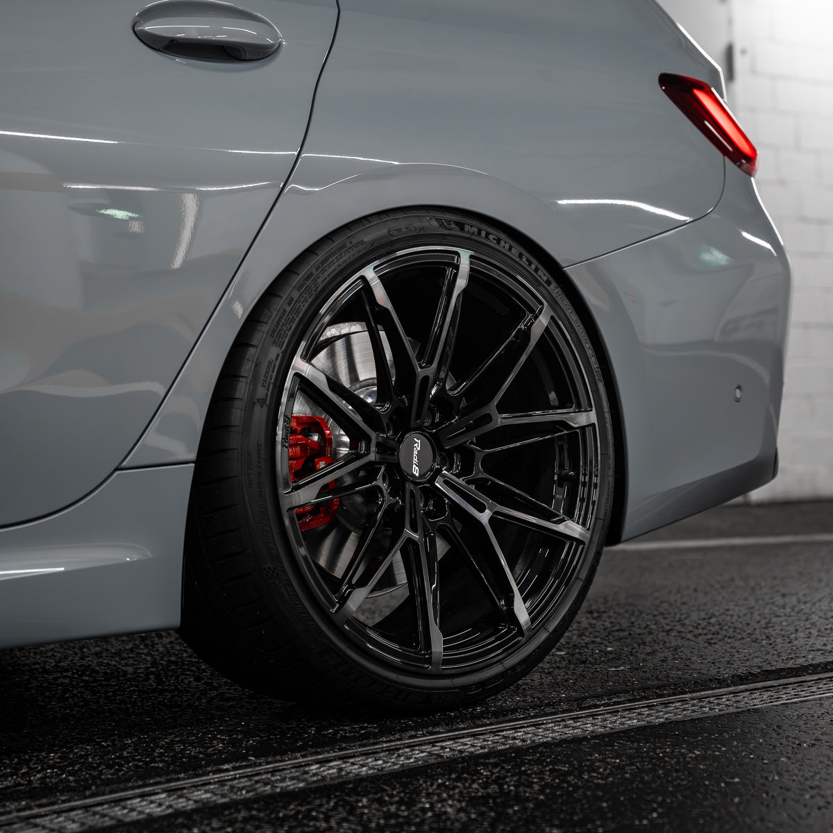 Rear quarter angle highlighting the OEM+, Concave, Monoblock Forged stance of the Radi8 R80B1 on the M340i. | OEM+, Concave, Monoblock Forged Felgen