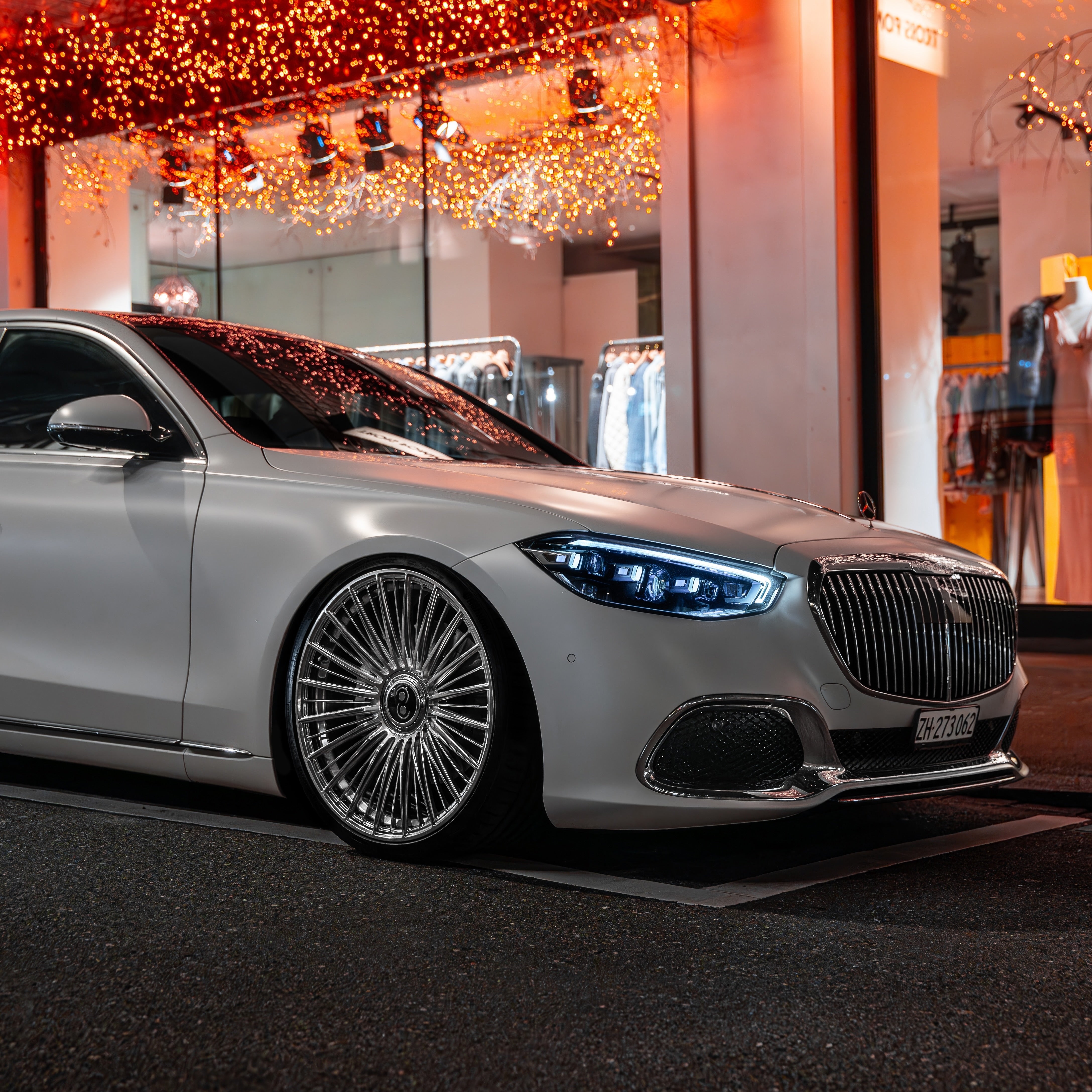 Rear quarter angle highlighting the Monoblock Forged, Multi Spoke, Floating Cap stance of the Radi8 R80BM1F on the Maybach. | Monoblock Forged, Multi Spoke, Floating Cap Felgen