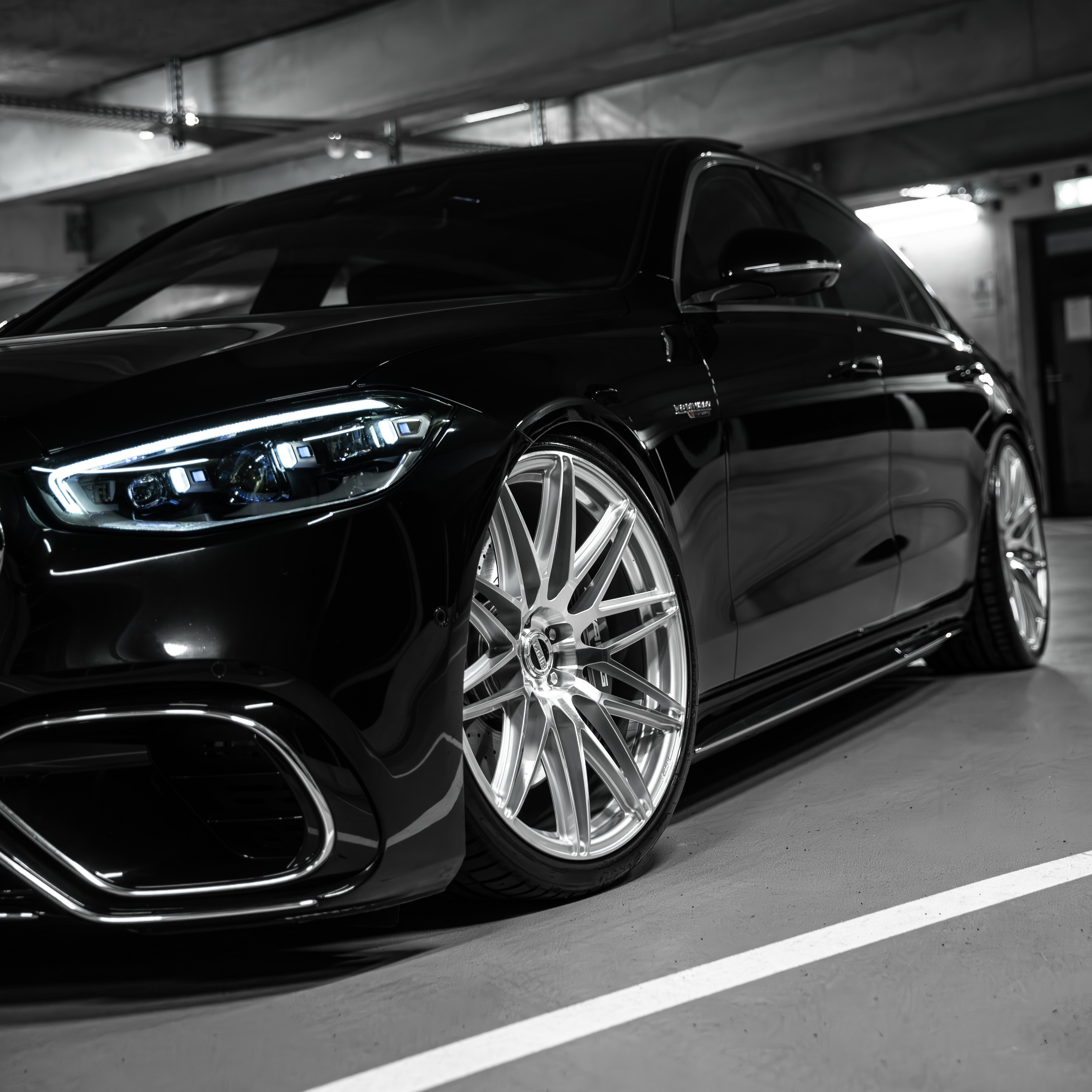 Rear quarter angle highlighting the Concave, Monoblock Forged, Mesh Design stance of the Radi8 R80M1 on the S63 E performenc. | Concave, Monoblock Forged, Mesh Design Felgen