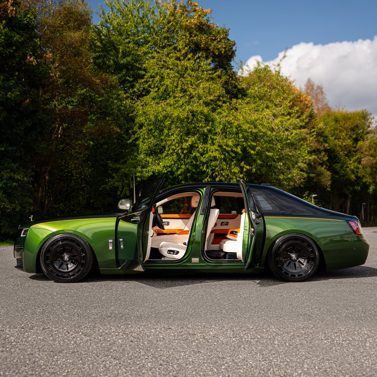 Rear quarter angle highlighting the Monoblock Forged, Turbine, Floating Cap stance of the Radi8 R80R1 on the Ghost. | Monoblock Forged, Turbine, Floating Cap Felgen