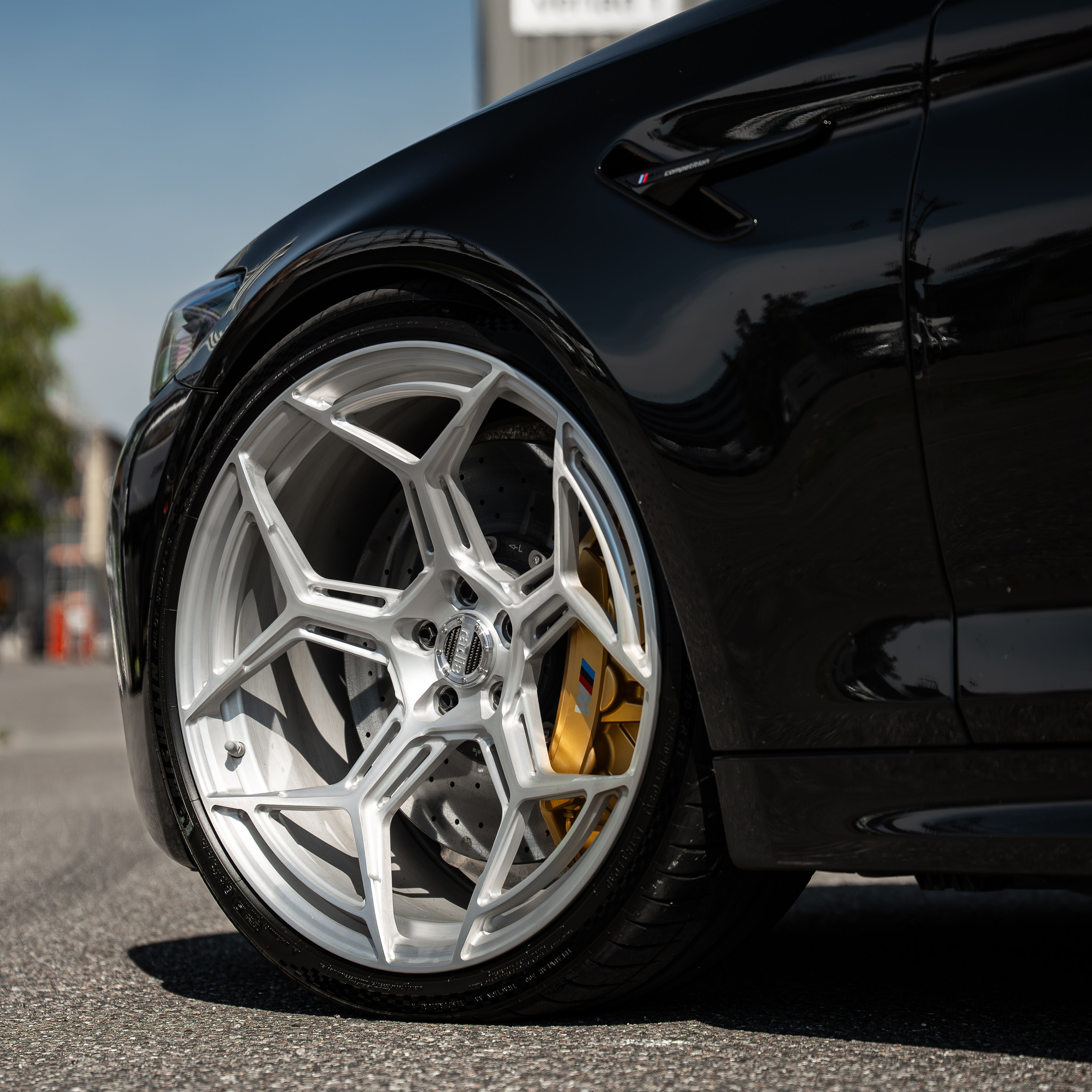 Rear quarter angle highlighting the Monoblock Forged, Deep Concave, Super Deep Concave, 5-Spoke stance of the Radi8 R804.C on the M5 . | Monoblock Forged, Deep Concave, Super Deep Concave, 5-Spoke Felgen