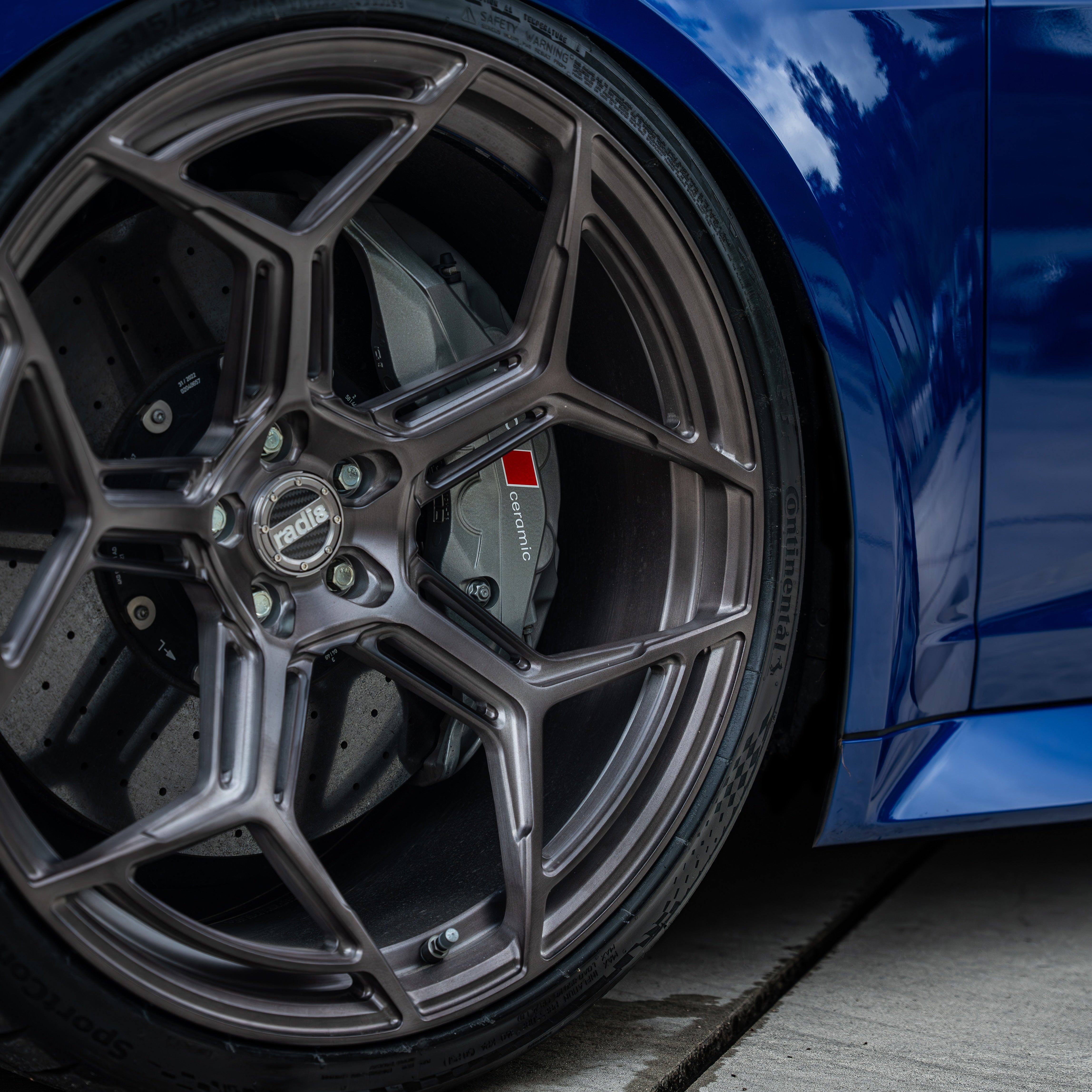 Fender fitment close-up on a lowered Audi  RS6 with Airride / Luft. | Tieferlegung