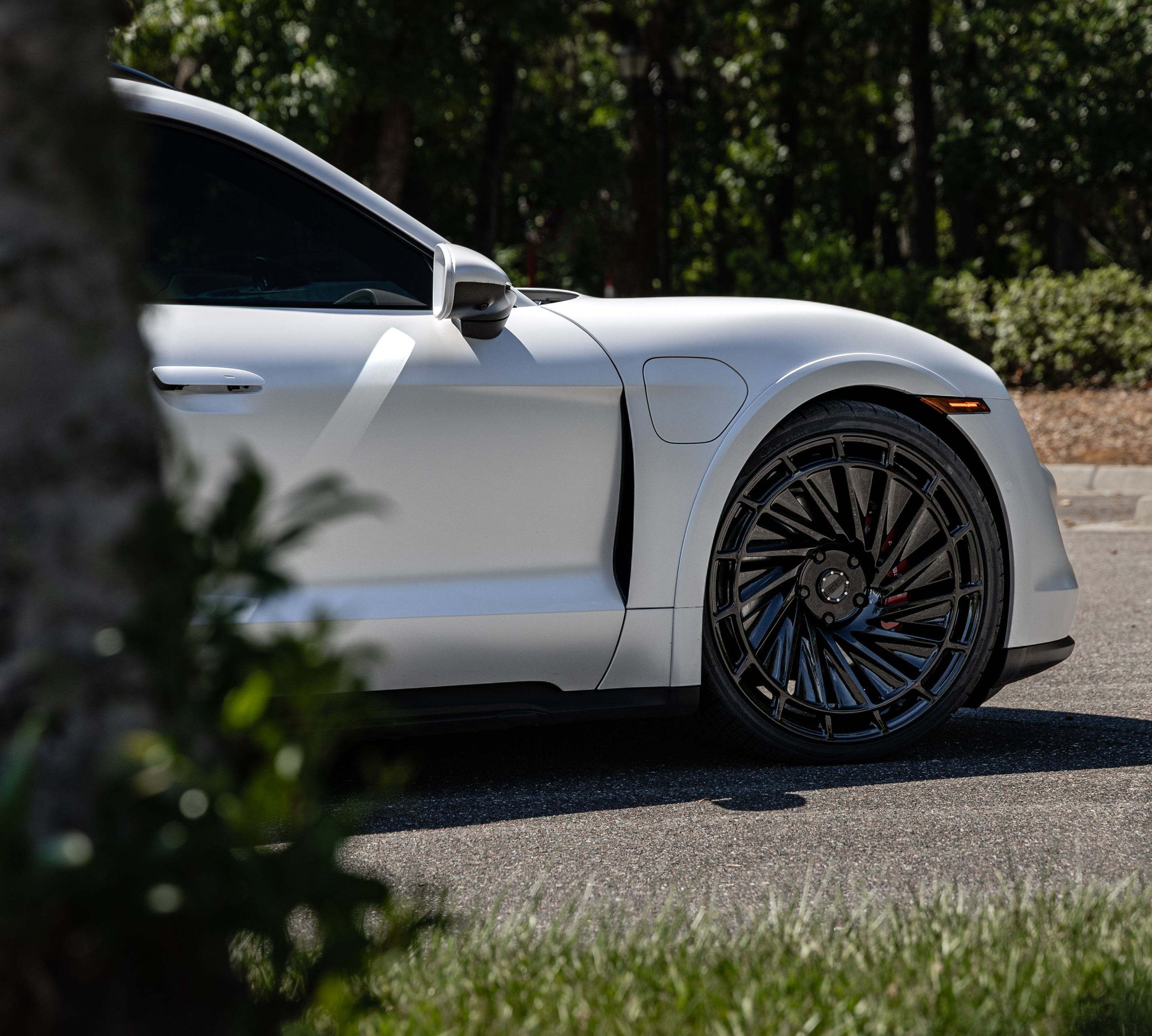 Fender fitment close-up on a lowered Porsche Taycan with Airride / Luft. | Tieferlegung