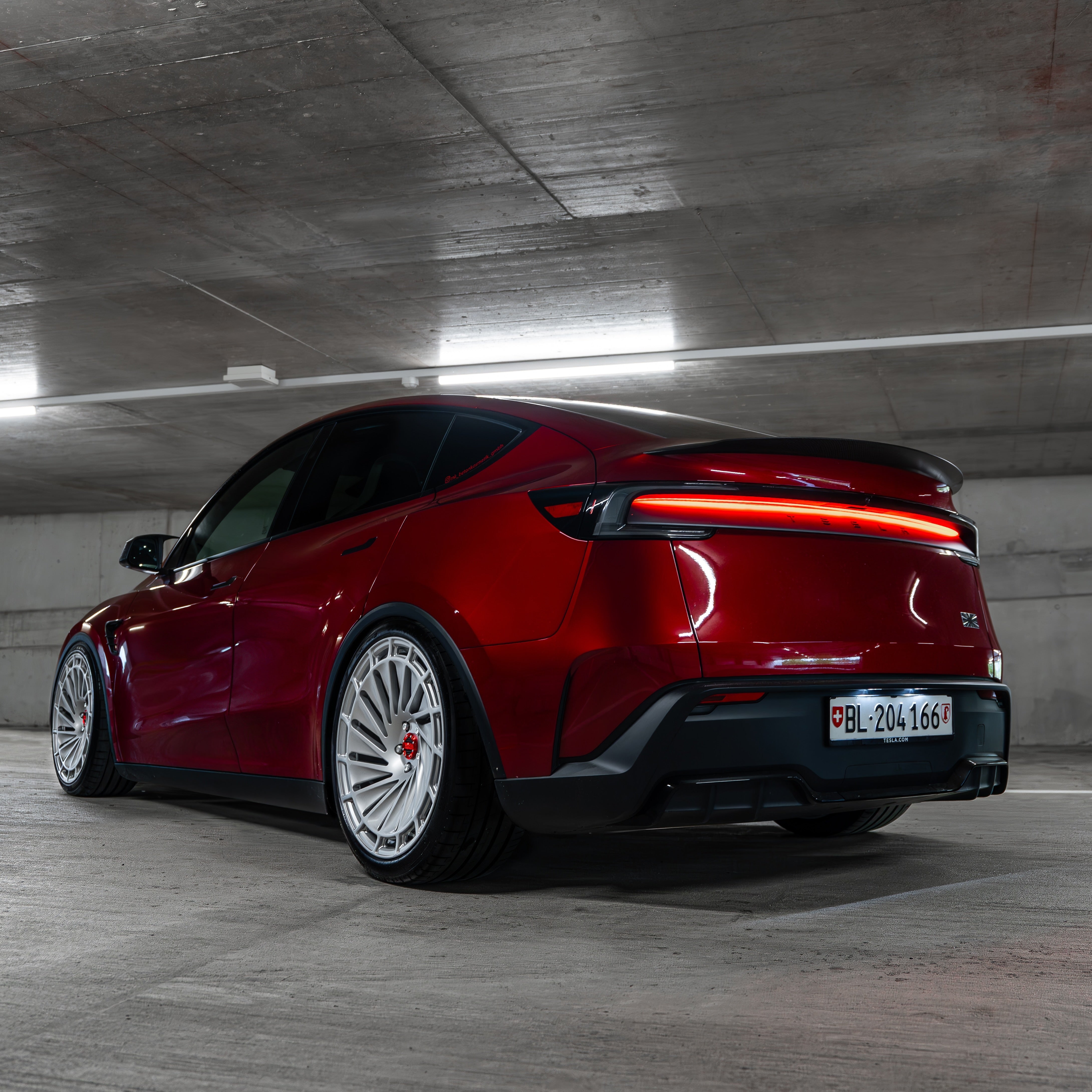 Fender fitment close-up on a lowered Tesla Model Y with K&W Gewinde. | Tieferlegung