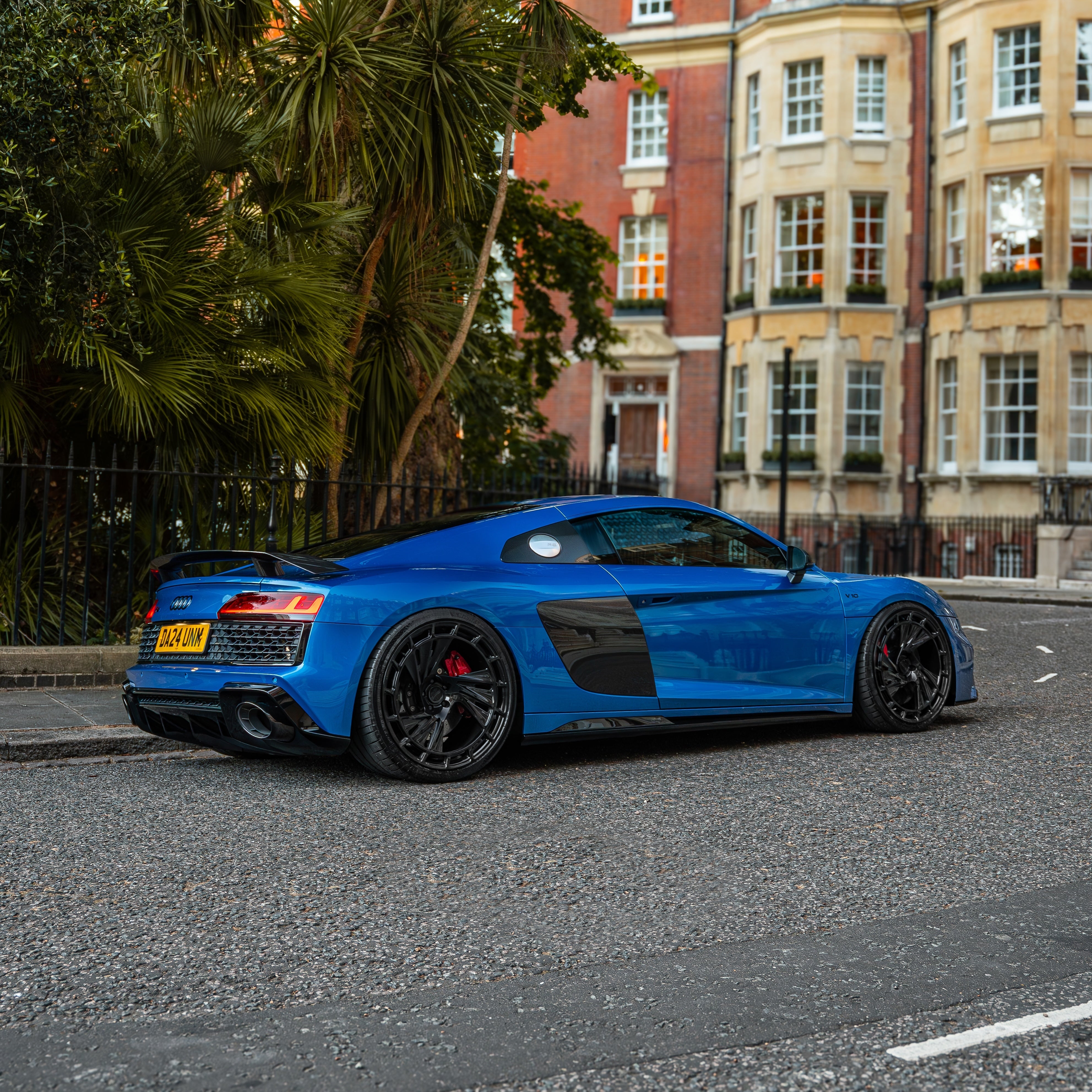 Fender fitment close-up on a lowered Audi  R8 with H&R Gewinde. | Tieferlegung