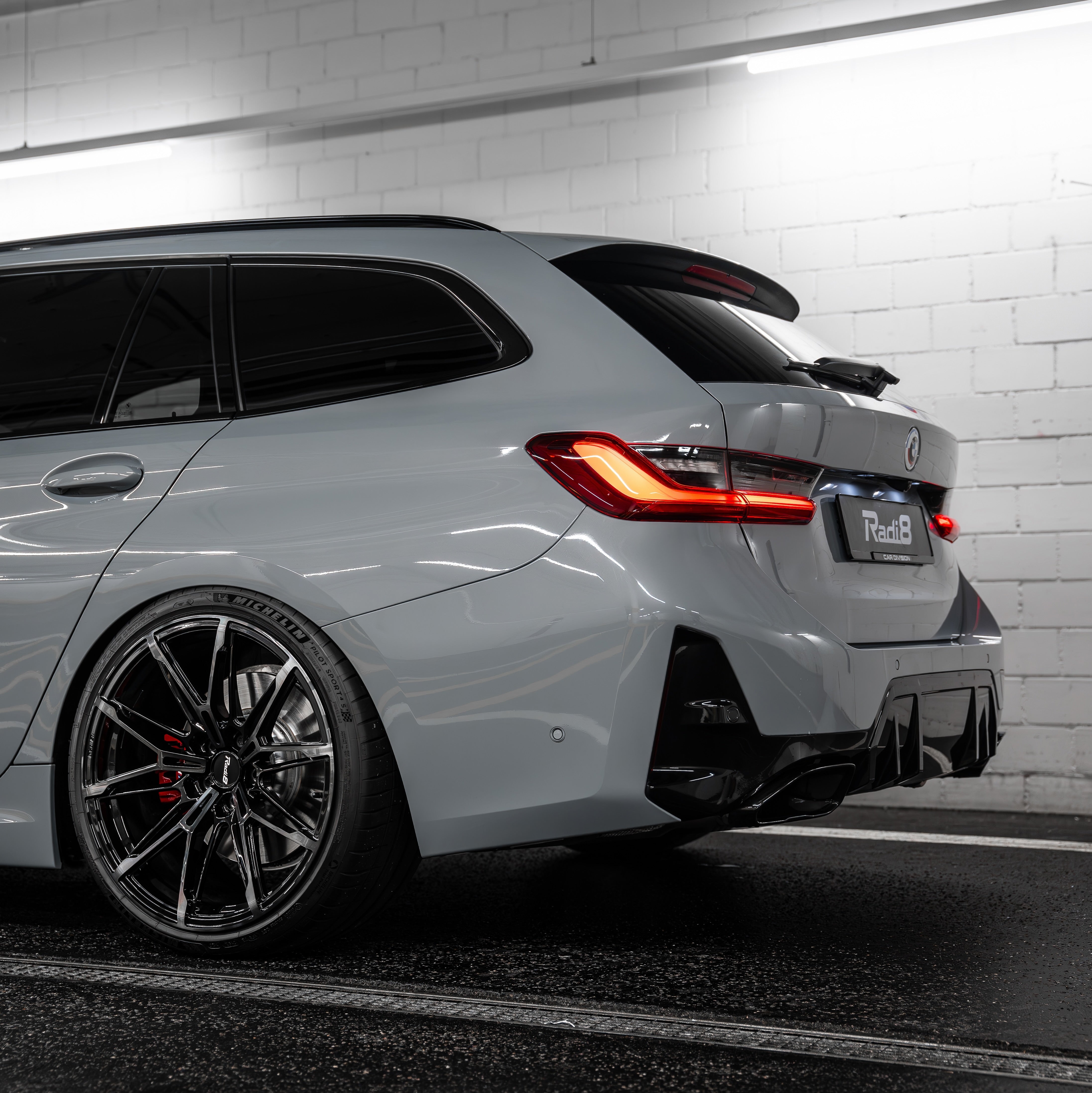 Fender fitment close-up on a lowered BMW  M340i with H&R Gewinde. | Tieferlegung