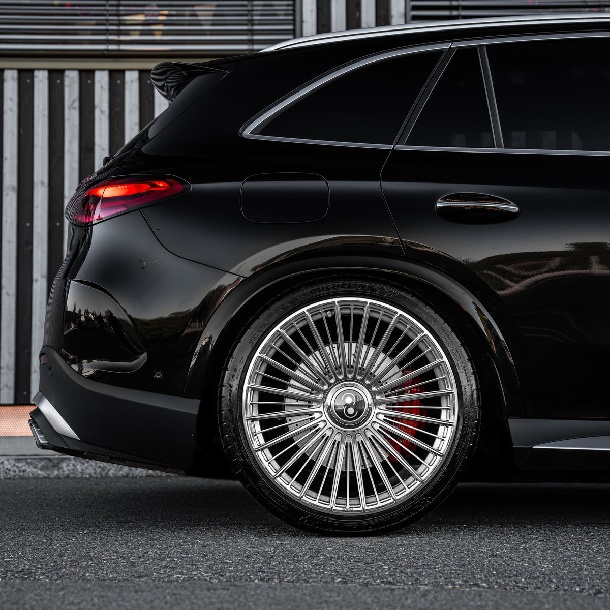 Fender fitment close-up on a lowered Mercedes-benz GLC 63 AMG with H&R Gewinde. | Tieferlegung