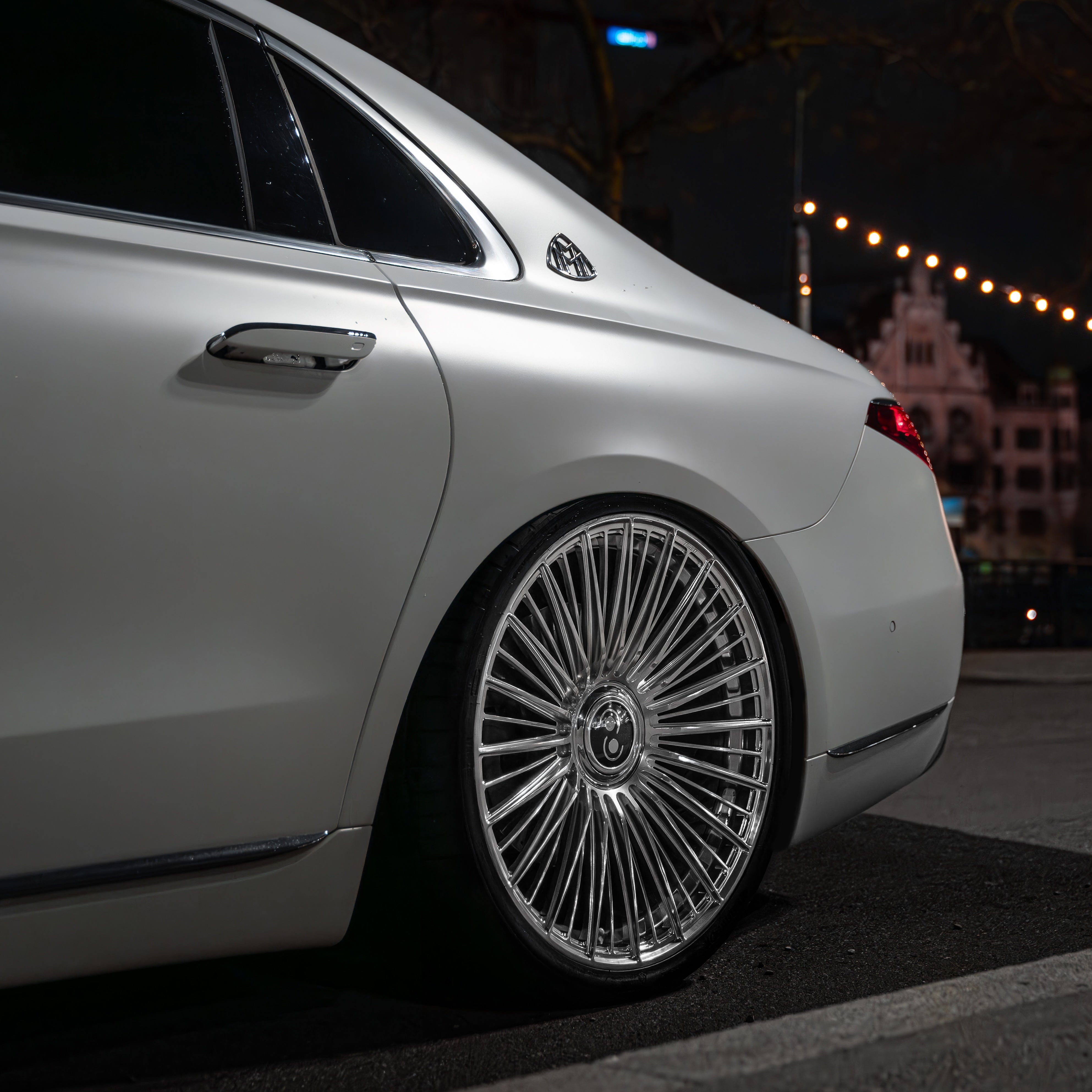 Fender fitment close-up on a lowered Mercedes-benz Maybach with Airride / Luft. | Tieferlegung