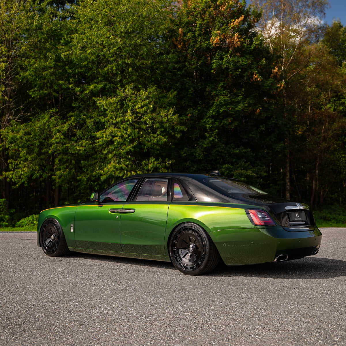 Fender fitment close-up on a lowered Rolls-Royce  Ghost with Serie. | Tieferlegung