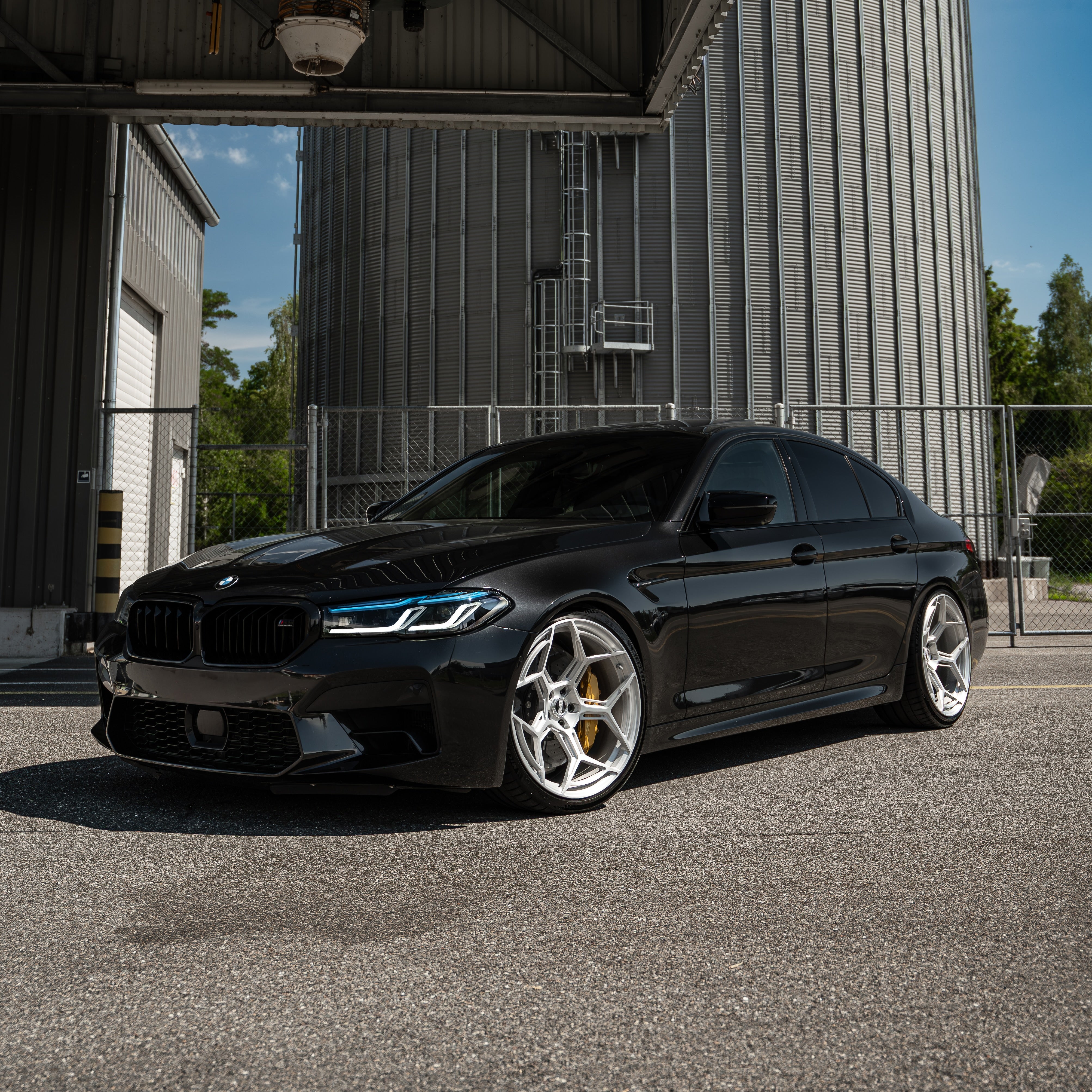 Fender fitment close-up on a lowered BMW  M5  with H&R Gewinde. | Tieferlegung