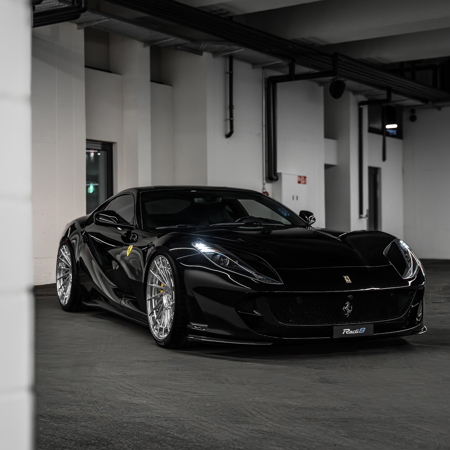 Rear quarter angle highlighting the Monoblock Forged, Multi Spoke, Deep Concave stance of the Radi8 R801 on the 812 Superfast. | Monoblock Forged, Multi Spoke, Deep Concave Felgen