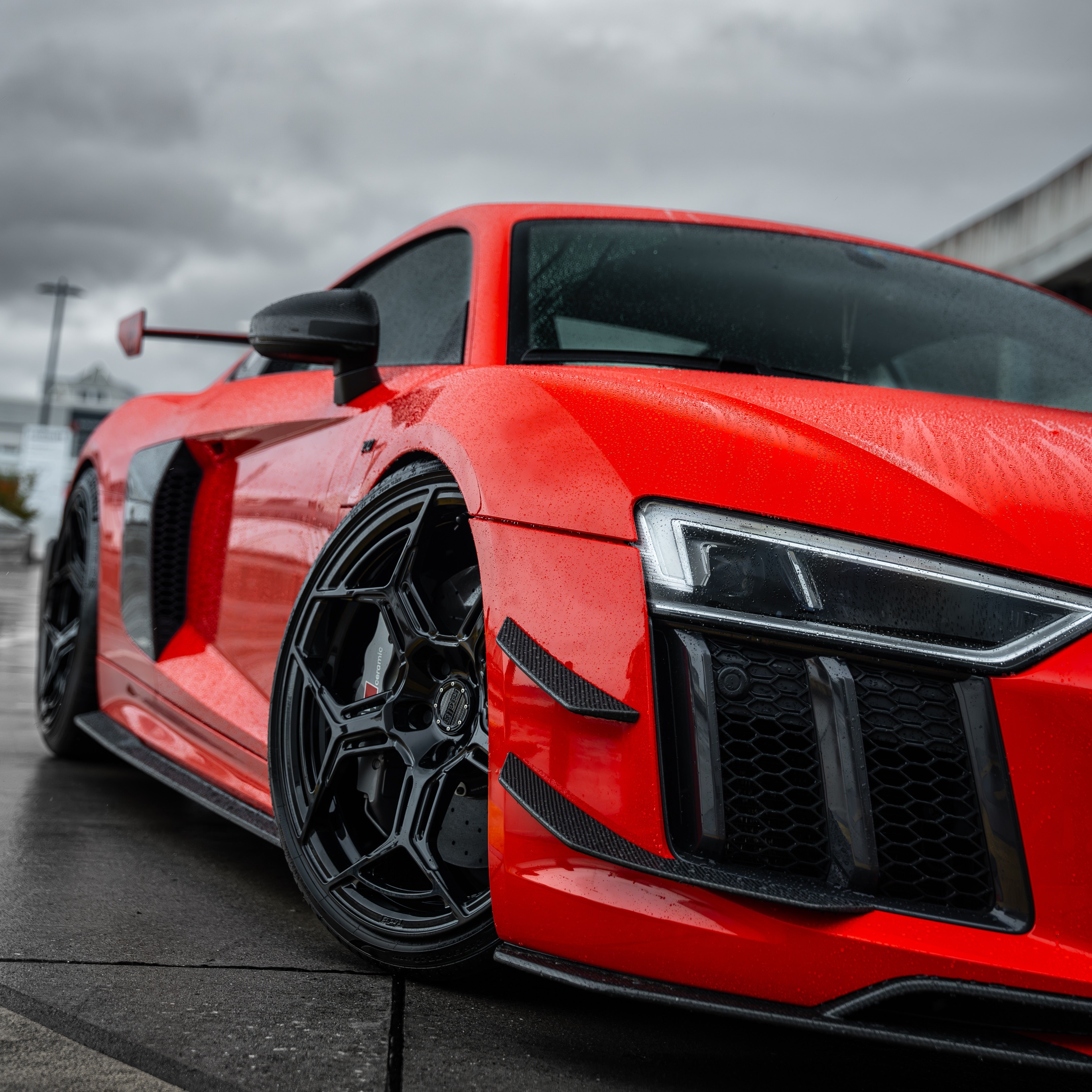 Fender fitment close-up on a lowered Audi  R8 with K&W Gewinde. | Tieferlegung