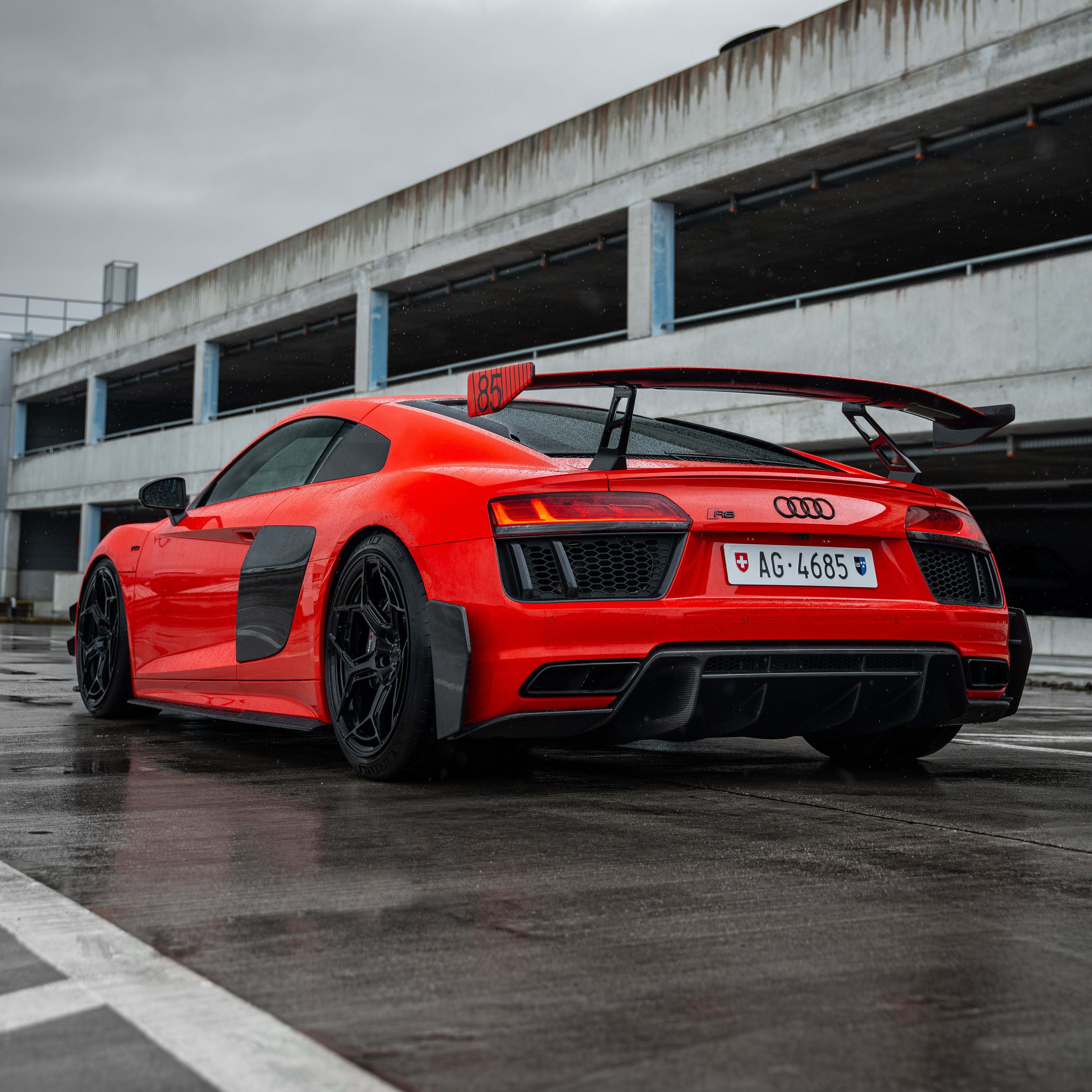 Rear view showing the wide tire fitment on 20x12,0J Radi8 R804.C wheels on a R8. | Breite Felgen hinten
