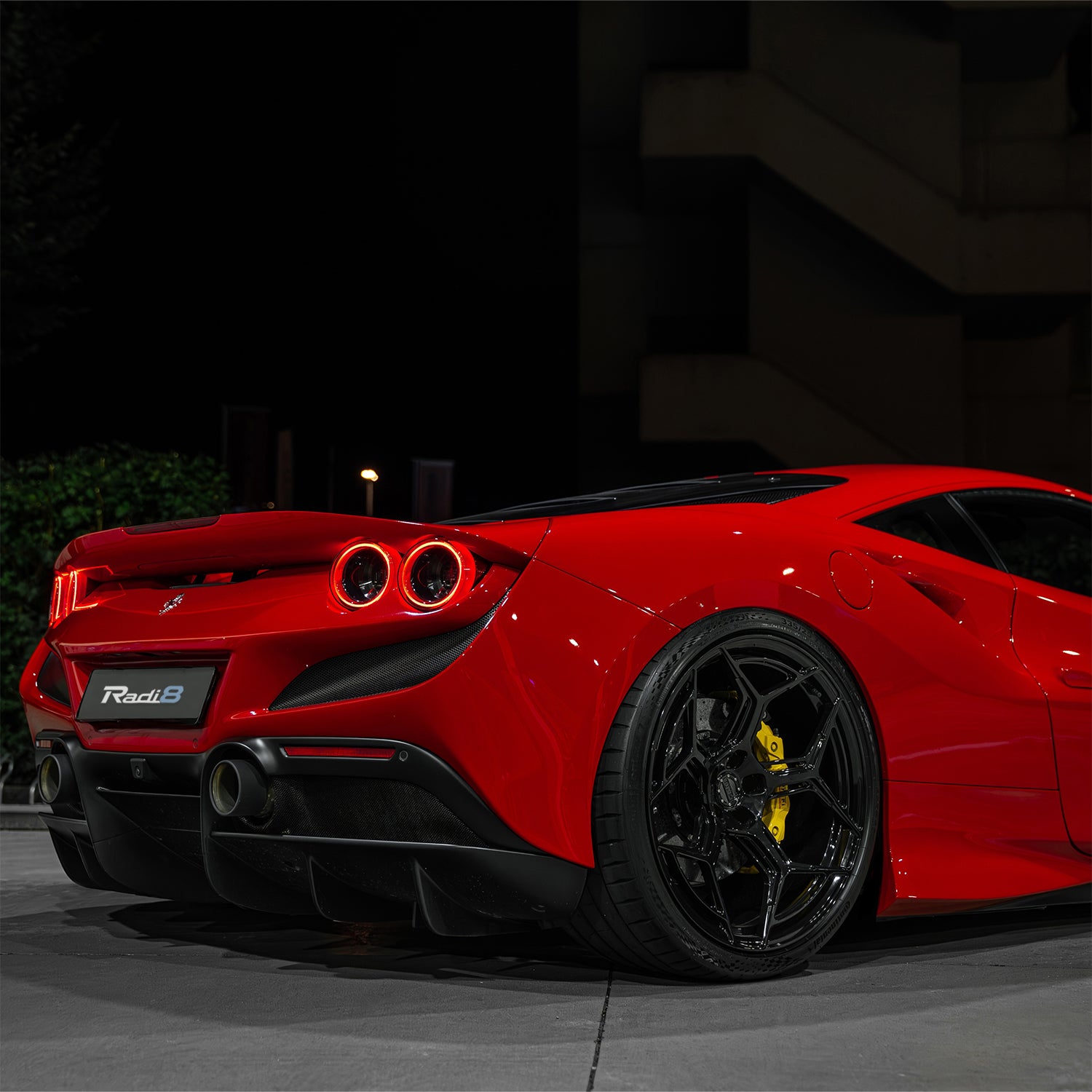 Fender fitment close-up on a lowered Ferrari F8 Tributo with Novitec Gewinde. | Tieferlegung